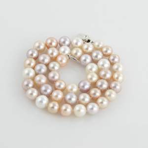 Collier de perles rondes lisses multicolores avec boucle en argent, de bonne qualité, blanc, rose et violet - Product Image 1