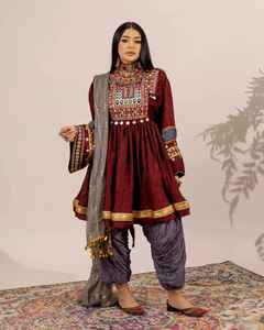 Robe de mariée afghane Kuchi faite à la main, tie-dye bleu et blanc, longueur genoux, avec broderies multicolores et travail de miroirs. - Product Image 3