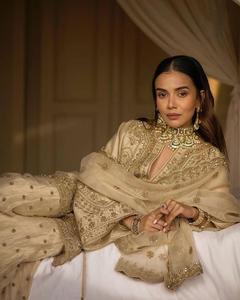 Naaz - Conjunto de 3 piezas de Kurta Sharara de Seda Dorada - Top de Seda Chinon con Hilo y Bordado de Lentejuelas, Palazzo con Borde Calado y Dupatta - Product Image 3