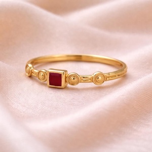 แหวนทอง 18K ชุบทองเหลืองประดับทับทิมแดงทรงสี่เหลี่ยม ดีไซน์เรียบง่าย ลายดวงอาทิตย์ วงแหวนเล็กๆ เครื่องประดับสำหรับผู้หญิง ผู้ผลิต - Product Image 1