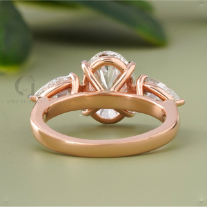 Anillo de Tres Piedras con Diamantes Cultivados en Laboratorio de Corte Ovalado de 2.36 CT en Oro Rosa de 14K para Mujer, Claridad VVS-VS DEF, Piedras Laterales en Forma de Pera, de Rudakiya Brothers - Product Image 4