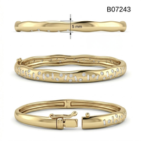 Bracelet jonc en or jaune avec diamants, pierres naturelles taille brillant rond, style classique, bijoux pour femme au quotidien