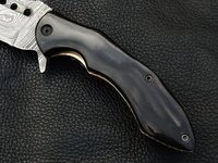 Couteau de poche pliant artisanal en acier Damas de haute qualité 58HRC, manche en corne noire, ouverture par flipper, utilitaire EDC, étui en cuir véritable, OEM
