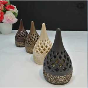Juego de Cuatro Soportes en Forma de Cono con Diseño de Rejilla en la Parte Superior, Base Dorada Ornamentada, Tono Degradado Marrón Beige, Pieza Decorativa para el Hogar - Product Image 1