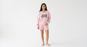 Festliches Weihnachts-Sweatshirt für Damen mit Rundhalsausschnitt und gestickten Weihnachts-Schriftzügen sowie passende Shorts, zweiteiliges Freizeit-Set mit langen Ärmeln - Product Image 2