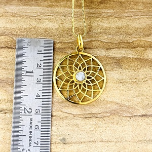 Pendentif Lotus Bohème au Design Unique, Bijoux Ethniques en Laiton pour Femme, Plaqué Or 18 carats, Pendentif Mandala Géométrie Sacrée, Vente en Gros OEM ODM - Product Image 6