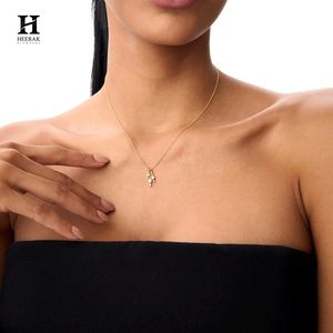 Collier pendentif en or avec grappe de diamants, bijoux fins minimalistes pour femmes, design moderne à plusieurs pierres - Product Image 5