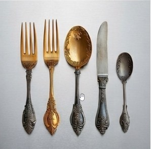 Ensemble de couverts vintage en métal 5 pièces, doré et argenté, avec manches ornés, fourchette, cuillère, couteau pour table de mariage - Product Image 1