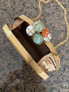 Pochette de soirée artisanale en acajou naturel avec nacre et pierres précieuses dorées pour mariée - Product Image 5