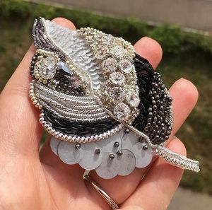 Broche de revers unique faite à la main, brodée et perlée, pour manteaux, écharpes et chapeaux – Broche artisanale de luxe brodée avec - Product Image 5