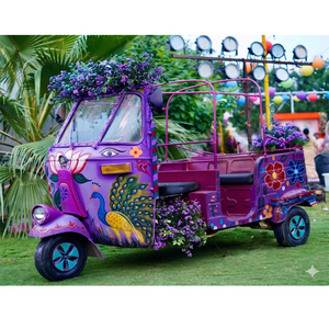 Tuk-tuk de luxe pour mariage punjabi, décoration colorée pour l'entrée des mariés, avec décorations florales et d'oiseaux paons pour la décoration de l'entrée de mariage. - Product Image 5