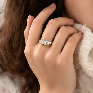 Bague de fiançailles Art Déco en or massif 10K 14K 18K avec diamant de laboratoire taille princesse couleur DEF clarté VS VVS certifié IGI, bague à cinq pierres - Product Image 4