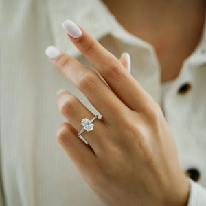 Anillo de Moissanita de Oro Blanco de 14K con Engaste Pavé, Diseño de Moda, Corte Ovalado, Halo, Catedral, Eternidad, Compromiso, Aniversario, Propuesta, Regalo - Product Image 3