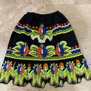 Jupes brodées populaires de style hawaïen, Kosrae, Pohnpei, Chuuk, avec des broderies polynésiennes des îles. - Product Image 1