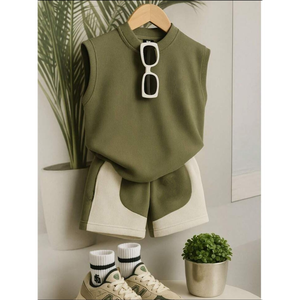 Ensemble streetwear deux pièces en tricot gaufré pour tout-petit garçon (olive et crème) T-shirt ample sans manches avec short color-block assorti - Product Image 1