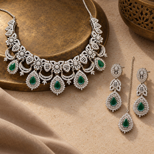 Conjunto de Collar, Pendientes y Maang Tikka con Piedra Verde en Forma de Lágrima Plateada, Joyería Nupcial Pakistaní, Fabricante Mayorista - Product Image 5