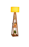 Lampadaire en bois moderne et durable Q G, gain de place, avec abat-jour en tissu jaune et étagères de présentation pour salon et décoration intérieure