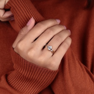 Anillo de compromiso con diamante cultivado en laboratorio de corte pera inspirado en la naturaleza, con piedras laterales marquesa y vástago retorcido, joyería nupcial de oro de 14K - Product Image 2