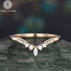 Bague de fiançailles pour femme Charm_Jewells plaquée or 18 carats avec moissanite taille coussin, sertissage à griffes, classique, certifiée IGI, 3 grammes - Product Image 1