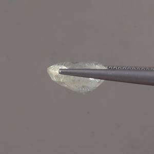 ไพลินสีเหลืองธรรมชาติทรงคุชชั่นขนาด 11x10 มม. น้ำหนัก 6.30 กะรัต รับรองโดย IGI เปลี่ยนสีได้ ขัดเคลือบด้วยน้ำมัน/แว็กซ์ เกรด AAA งานแฮนด์เมด - Product Image 2