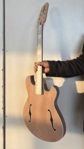 Guitare Jazz Archtop Faite à la Main Style Languedoc - Kits de Guitare de Luthier avec Table en Épicéa et Corps en Acajou Sculpté Ébène - Électrique Professionnelle - Product Image 3