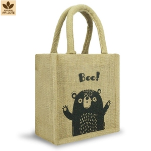 Sac fourre-tout en jute PP naturel avec imprimé ours BOO, 20x20x10 cm, poignée en ruban de coton tressé, logo personnalisé, vente en gros, OEM, marque privée, sacs cadeaux - Product Image 1