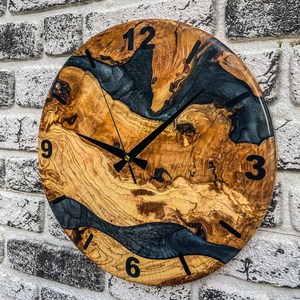 นาฬิกาติดผนังเรซินทำด้วยมือและไม้อีพ็อกซี่เรซินดีไซน์ที่เป็นเอกลักษณ์พร้อมปฏิทินไม้ธรรมชาติสำหรับตกแต่งบ้านงานฝีมือที่ทำจากไม้ - Product Image 4