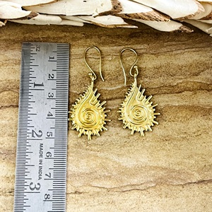 Boucles d'oreilles pendantes Primum Look Design Boho en laiton tribal pour femmes, plaqué or 18 carats, motif tourbillon soleil céleste, pour la vente en gros/OEM/ODM - Product Image 3