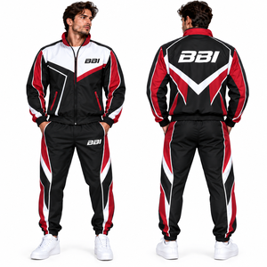Conjunto deportivo personalizado para hombre en color granate, negro y gris, con chaqueta cortavientos de cuello alto con paneles diagonales y pantalones jogger con puños a juego. - Product Image 4