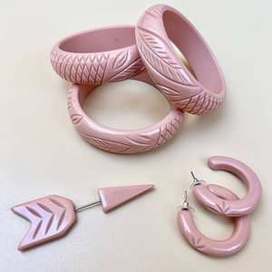 Brazalete de Resina a la Moda para Mujeres Indias, Estilo Ángel, Hecho a Mano y Personalizable - Product Image 4