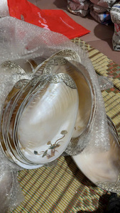 จานเปลือกหอยมุกขนาดใหญ่หรูหรา 20-33 ซม. ขอบสีทอง/เงิน พร้อมขาตั้งถอดได้ งานฝังประณีต ภาชนะบนโต๊ะอาหาร 100% จากธรรมชาติ - Product Image 3