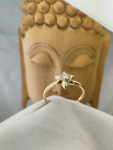 แหวนรูปดาวประดับเพชรทรงกลม ดีไซน์ธรรมชาติสุดหรูหราด้วยทองคำสีเหลือง พร้อมประกายระยิบระยับ เหมาะสำหรับสวมใส่ในชีวิตประจำวันหรือมอบเป็นของขวัญ - Product Image 4