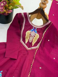 ชุดเดรสออกแบบใหม่สำหรับงานปาร์ตี้ ผ้าไหมโรมันแบบ Anarkali ชุดสามชิ้น พร้อมงานปักเลื่อม กระจกเงาแท้ ยืดหยุ่นได้ และไม่ยับง่าย - Product Image 6