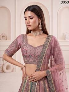 Ensemble de lehenga brodé multicolore pastel intense avec dupatta contrastante, lehenga de mariée - Product Image 3