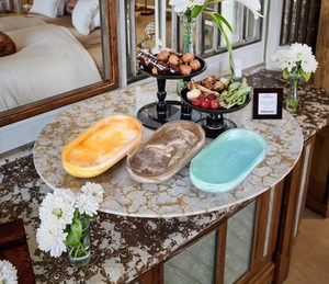 Plateau ovale moderne en marbre naturel français pour bougies, bijoux, fruits, collations, présentation de table, décoration d'hôtel, de fête ou de maison - Product Image 1