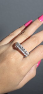 Bague d'éternité en diamant de laboratoire en or blanc 10 carats, diamant de laboratoire taille émeraude, bague de mariage à griffes partagées en U - Product Image 2
