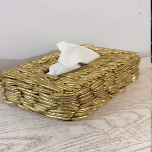 Exquisita caja de pañuelos de filigrana dorada antigua con grabados florales altamente detallados en toda su superficie. Disponible a precios de mayorista. - Product Image 4