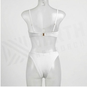 Ensemble bikini deux pièces texturé blanc avec détail anneau doré et bas string - Product Image 2