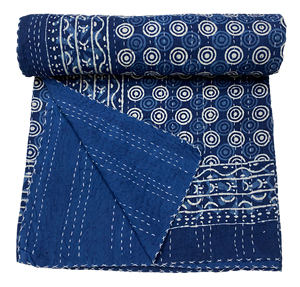 Couette traditionnelle en coton Kantha du Rajasthan, motif floral bleu, cousue à la main, écologique, pliée, décoration d'intérieur, toutes saisons - Product Image 4