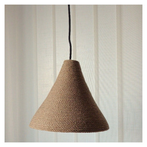 Lampe suspendue en jute bohème, tressée à la main en corde naturelle, luminaire conique rustique de style ferme pour îlot de cuisine, café - Product Image 1