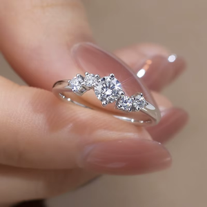 Anillo de Compromiso de Oro Blanco con Diamante Redondo de Corte Brillante y Diamantes Laterales, Joyería Clásica para Mujer - Product Image 3