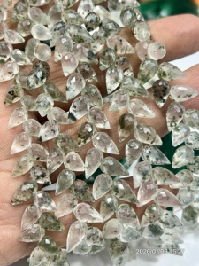 Cuentas facetadas de cuarzo rutilado verde natural AAA, forma de briolette/gota, taladradas de fantasía, 6x9mm, hilo de 8 pulgadas, venta al por mayor a granel para exportación - Product Image 1
