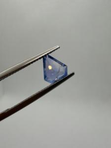 Zafiro tallado Natura Blue Shield de 8.5x7.5x3mm y 1.38ct, piedra preciosa facetada suelta de Ceilán para la fabricación de joyas, Zehra Gems - Product Image 4