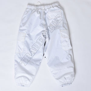 Pantalon de neige noir ample pour homme avec piping réfléchissant en forme d'étoile, design cargo chaud et isolé pour le ski, bas cintré et guêtres - Product Image 2