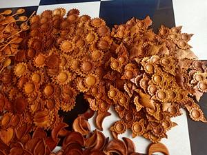 Cuillère en bois gravée avec un motif de croix celtique, cadeau de mariage personnalisé, cuillère artisanale avec une poignée en forme de fleur - Product Image 6