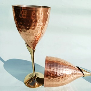 Verre à vin au design martelé classique, parfait pour servir des cocktails, du vin et des boissons dans les restaurants, les bars et lors d'événements. Vaisselle d'Inde. - Product Image 2