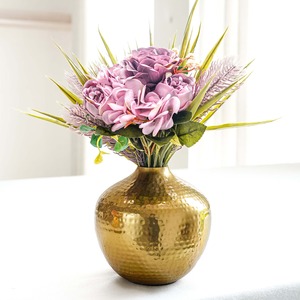 Vase de table artisanal essentiel pour la décoration, design minimaliste, finition dorée, diamètre 14 cm, hauteur 13,5 cm - Product Image 2