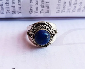 Bague artisanale en laiton et lapis-lazuli, design floral orné vintage, cabochon bleu, bijou bohème tendance pour femme - Product Image 3
