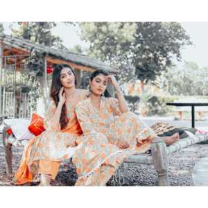 Ensemble Kurta Bohème Flora en crêpe orange, taille XS, avec manches trois quarts - Product Image 1