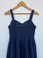 Robe longue en coton smocké bleu marine pour femme avec décolleté cœur, bretelles larges et ourlet à volants, fabriquée en coton indien